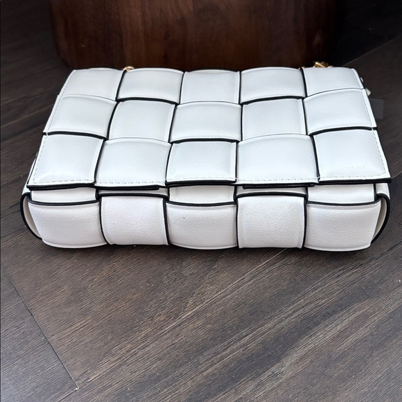 Eleganza Vegan Leather Flap snap top,double gold chain,black weave pattern - Picture 8 of 11